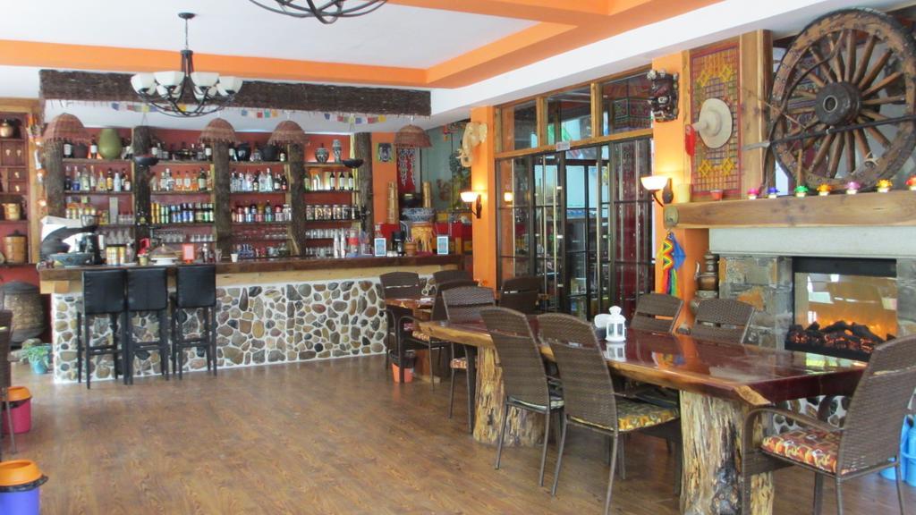 Nirvana Hotel, Restaurant & Bar Xiahe Exterior photo