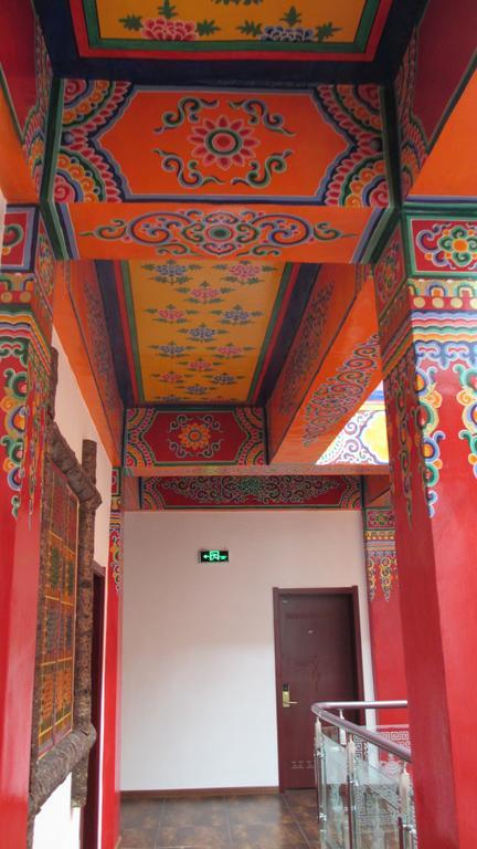 Nirvana Hotel, Restaurant & Bar Xiahe Exterior photo